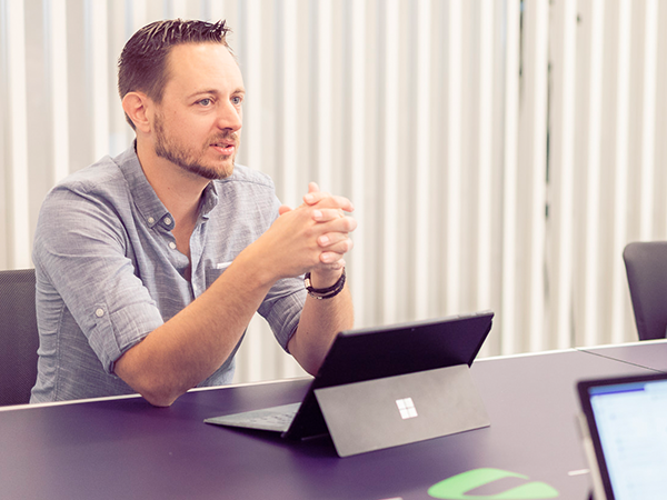 Wir stellen für dich und dein Team ein individuelles Angebot zusammen. Ganz gleich, ob einzelne Themenbereiche aus bestehenden Angeboten oder andere Geräte- und Produkteschulungen – bei uns findest du das, was du suchst. Melde dich, wir beraten dich gerne.